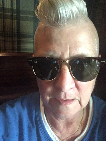 Nyklippt selfie med solbrillor