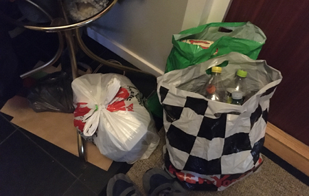 Soppåsar och pantpåsar i hallen