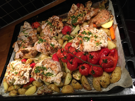 En plåt med kyckling rotfrukter och grönsaker