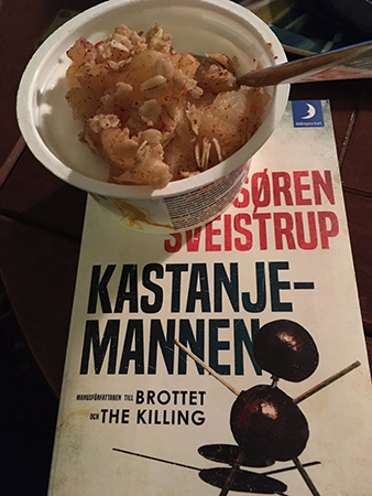 Kvarg med äpplen och boken Kastanjemannen
