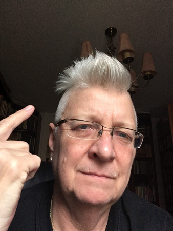 Nyklippt selfie pekar mot håret