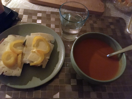 Tomatsoppa och valnötsbröd med ost och gul paprika