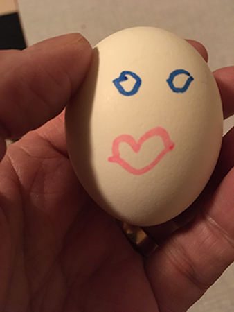 Ägg med påritat ansikte