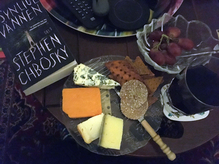 Boken Den osynlige vännen ostassiett och ett glas Amicone