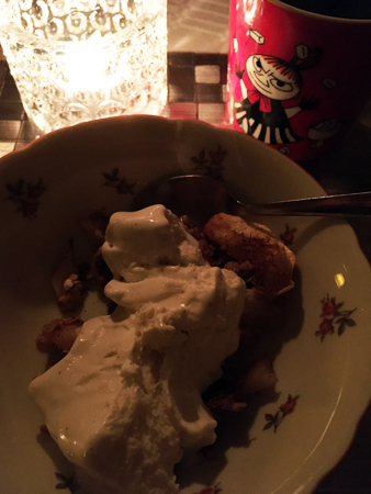 Äppeldessert med glass och kaffe