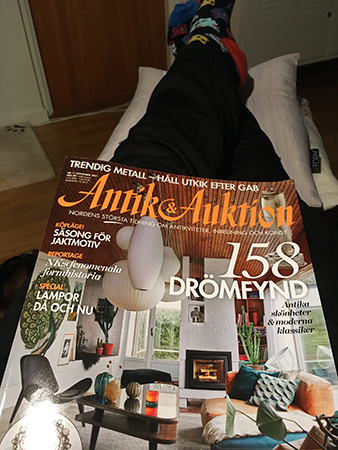 Fötterna upp med Antiktidningen i knäet