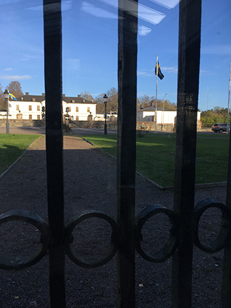 Gimo herrgård genom galler