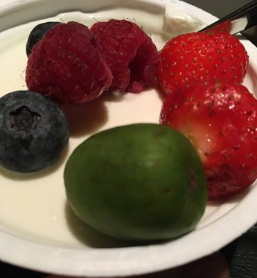 Kvarg med färska bär