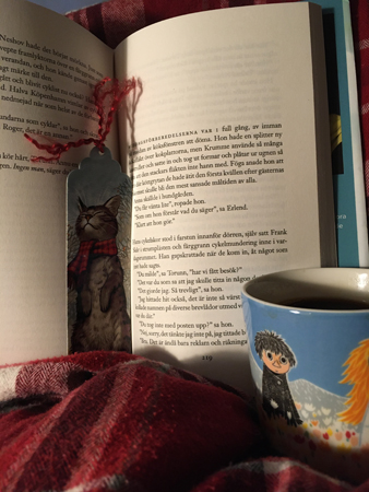 Bokuppslag och kaffe på sängen