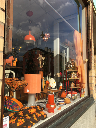 Orange i fönstret hos Presenta