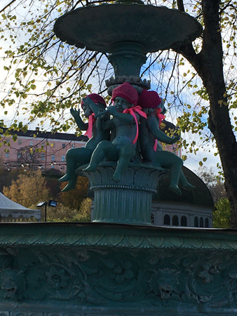 Påklädda små barn vid Flustretfontänen