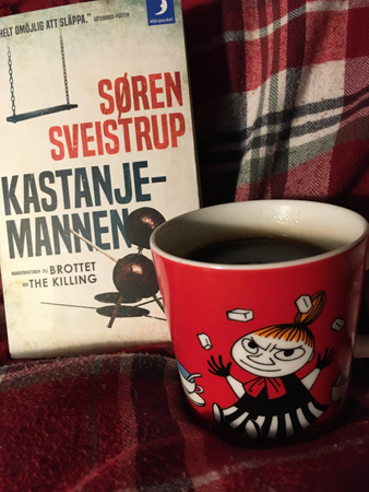 Boken Kastanjemannen och kaffe på sängen