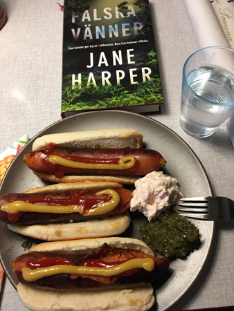 Kalkonkorv med bröd räksallad o bostongurka