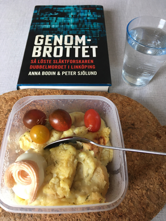 Lunch fiskgratäng och boken Genombrottet