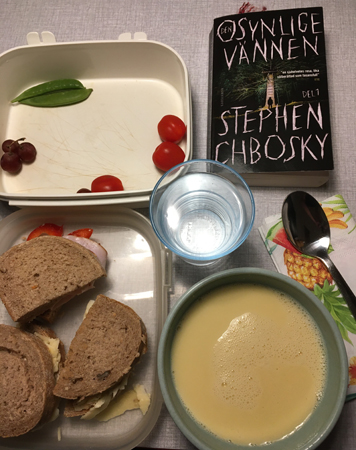 Mackor soppa grönsaker och boken Den osynlige vännen Mackor soppa grönsaker och boken Den osynlige vännen