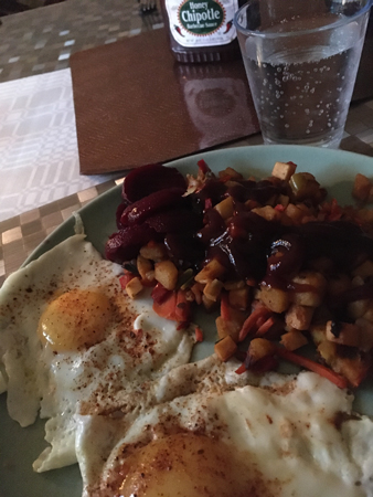 Stekta ägg och kycklingpytt