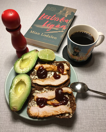 Kaffe mackor avocado och boken Lesbiska ligan