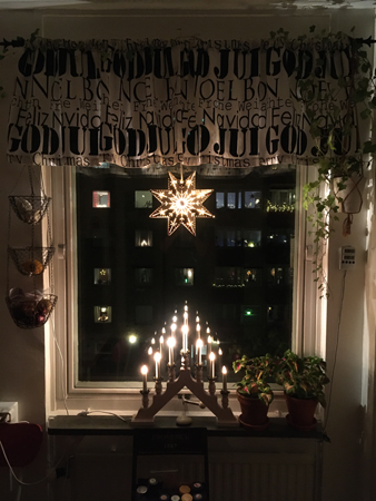 Köksfönstret med stjärna stake och julgardin