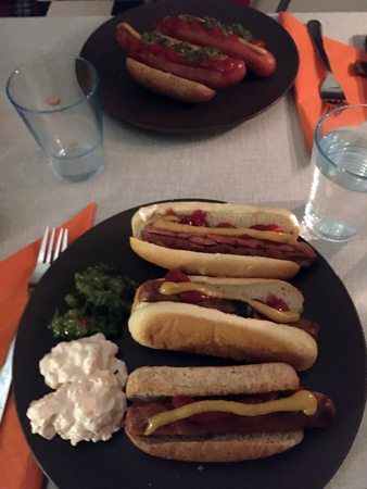 Söndagsmiddag korv med bröd