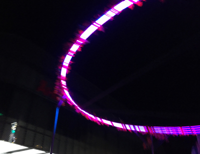 Ljusslinga ovanför stor sittpuff vid Forumtorget