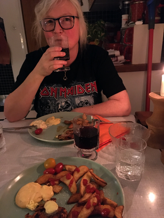 Anna vid middagsbordet