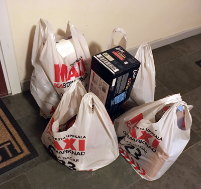 Fyra matkassar och en låda kattmat