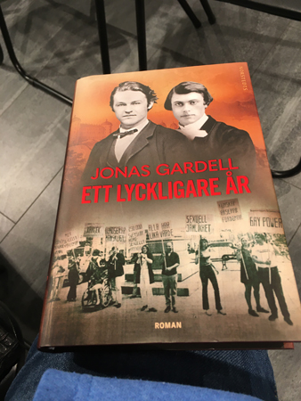 Jonas Gardells bok Ett lyckligare år i mitt knä