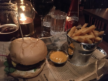 Kikärtsburgare och chips Churchill Arms