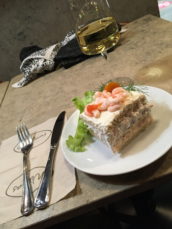 Smörgåstårta och vitt vin på Wilmas