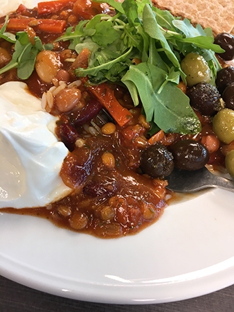 Vegetarisk böngryta med ris Vegetarisk böngryta med ris