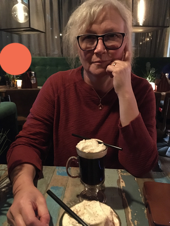 Anna med Irish coffee på Happy Duck Bar