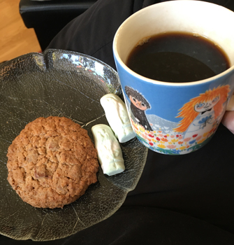 Eftermiddagsfika med cookie och skumtomtar