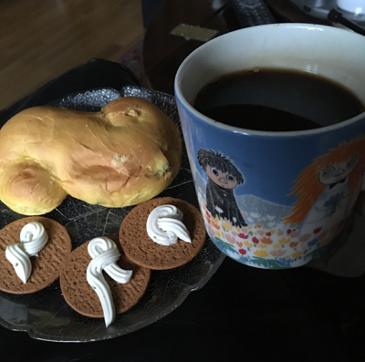 Eftermiddagskaffe med lussekatt och pepparkakor