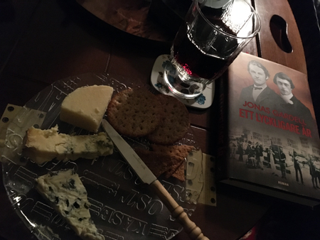 Ostassiett vin och boken Ett lyckligare år