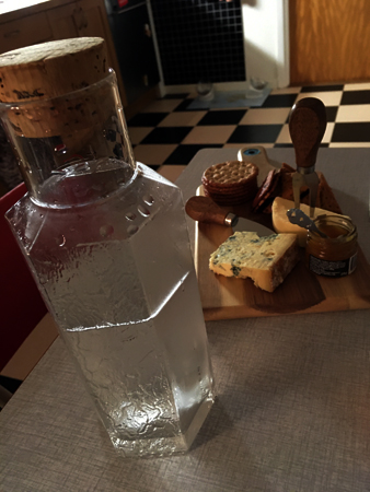 Vattenkaraff och ostbricka