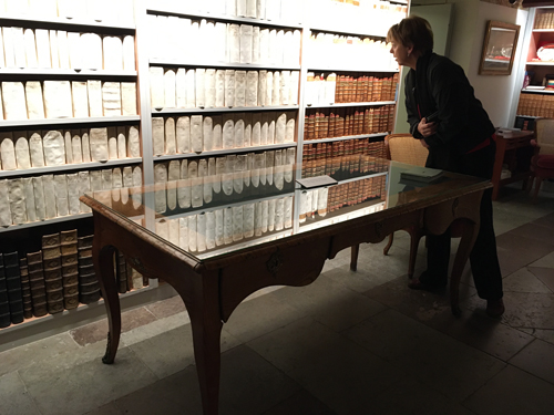 Linnés skrivbord gamla avhandlingar och E på jobbet