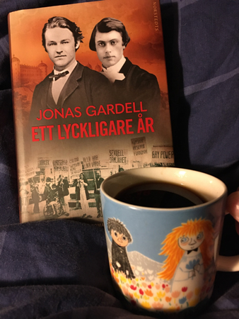 Boken Ett lyckligare år och kaffe på sängen