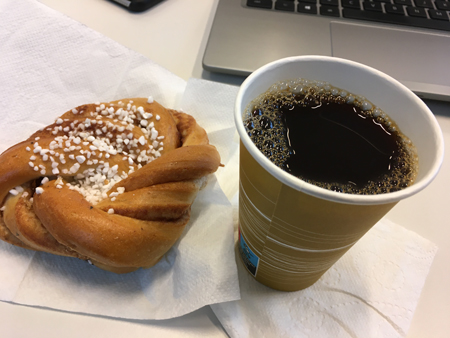 Bulle och kaffe på avdelningsmöte