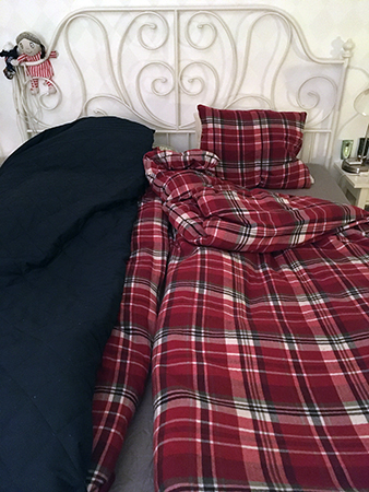 En halva i dubbelsängen uppbäddad