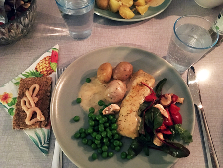 Lax i citron o dillsås potatis grönsaker knäckemacka