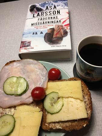 Mackor kaffe och boken Fädernas missgärningar
