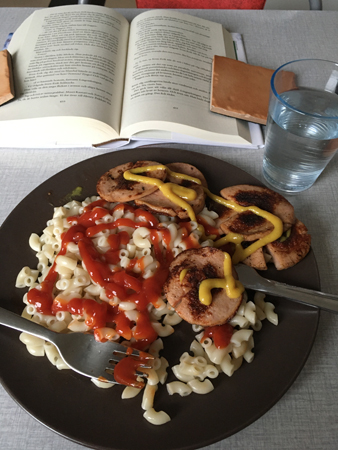 Makaroner och kycklingkorv och en bok