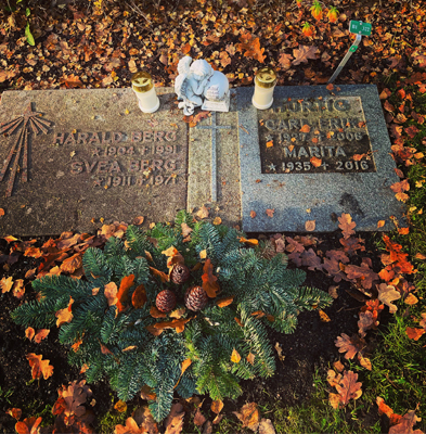 Två ljus på Motalagraven Allhelgona 2021 filter