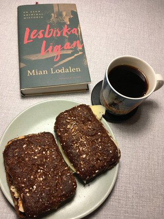 Två mackor kaffe och boken Lesbiska ligan