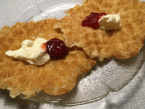 Våfflor med sylt och grädde