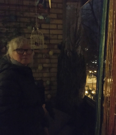 Anna och granen på balkongen