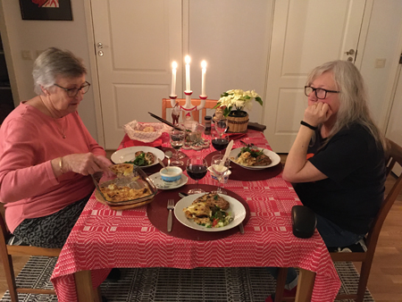 Middag hos Annas snälla mamma med Anna