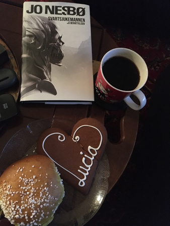 Lördagsfika med saffransbulle Luciapepparkaka och boken Svartsjukemannen