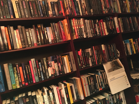 Bokhyllorna mot Matsalen