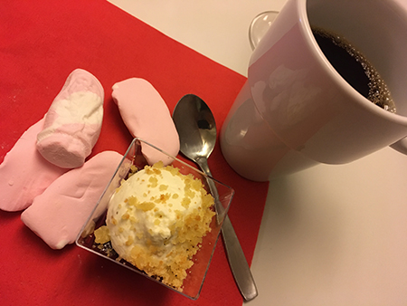 Dessert skumtomtar blåbärsmousse kaffe jullunch m jobbet Café Alma